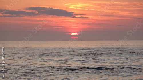 Fotografía Red Sunrise Glow over the Ocean Horizon