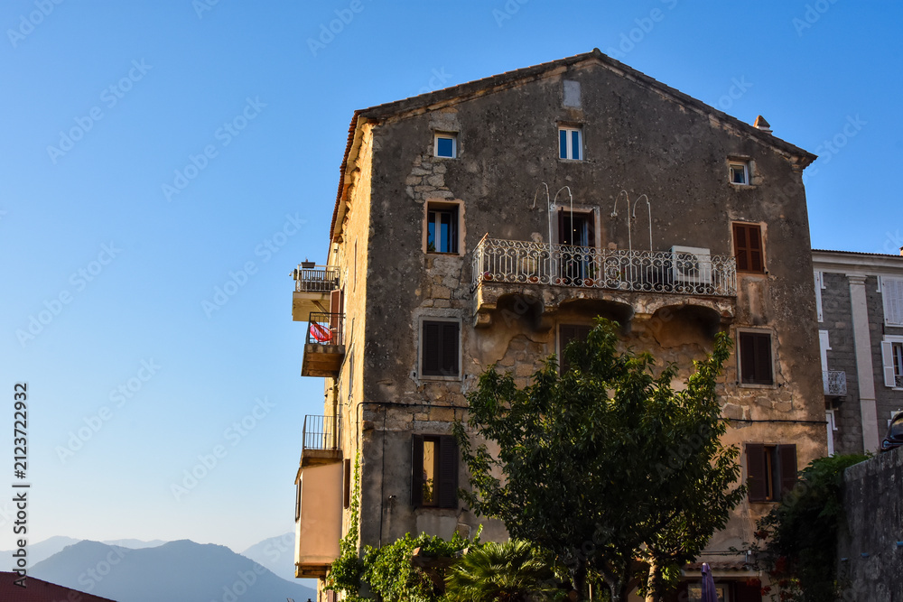 Fototapeta premium Vielle maison à Saterne, surplombant la montagne. Sartene, Corse, France. 