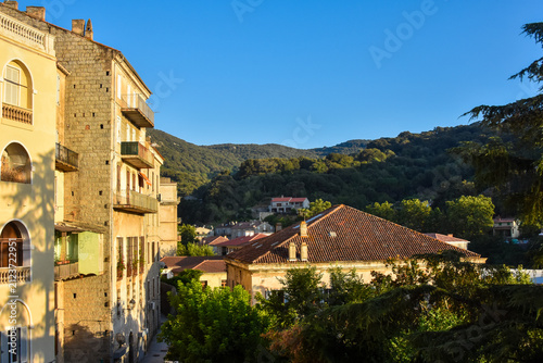 Canvastavla Maisons nichées dans la montagne. Sartene, Corse, France.