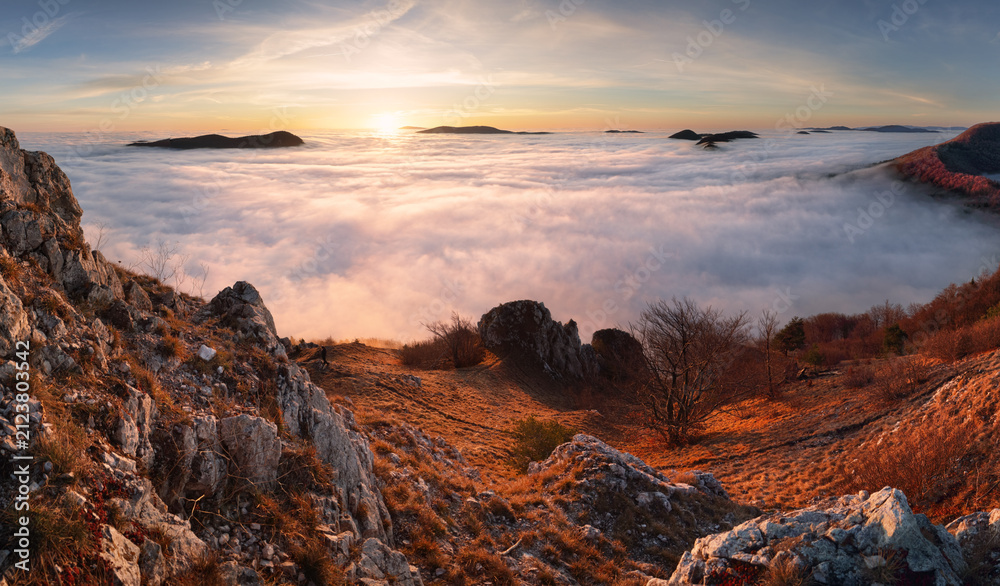 Obraz premium Panorama of sunset in a Carpathian mountain valley with wonderful gold light on a hills