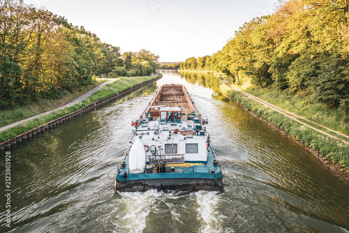 Quadro su tela Inland cargo barge traveling along the Osnabrück Canal in summer