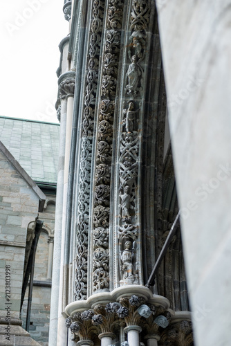 Foto Intricate Gothic Stone Carvings on Nidaros Cathedral Facade in Trondheim, Norway