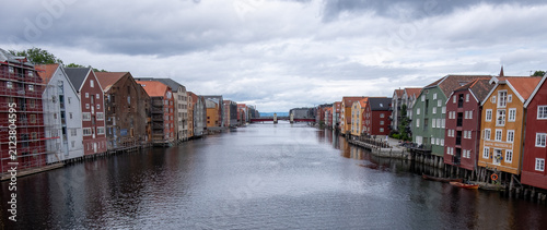 Quadro su tela Colorful Historic Warehouses Along the Nidelva River in Trondheim, Norway