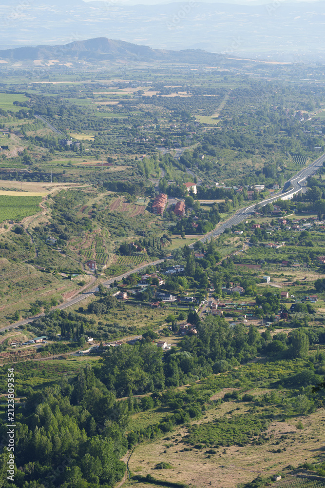 Obraz premium Vertical Valley View with Road in La Rioja, Spain