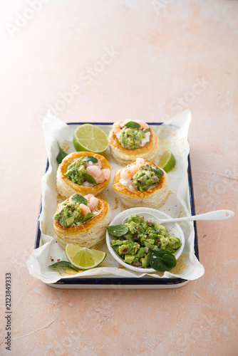 Puff pastry appetizer with shrimps and guacamole