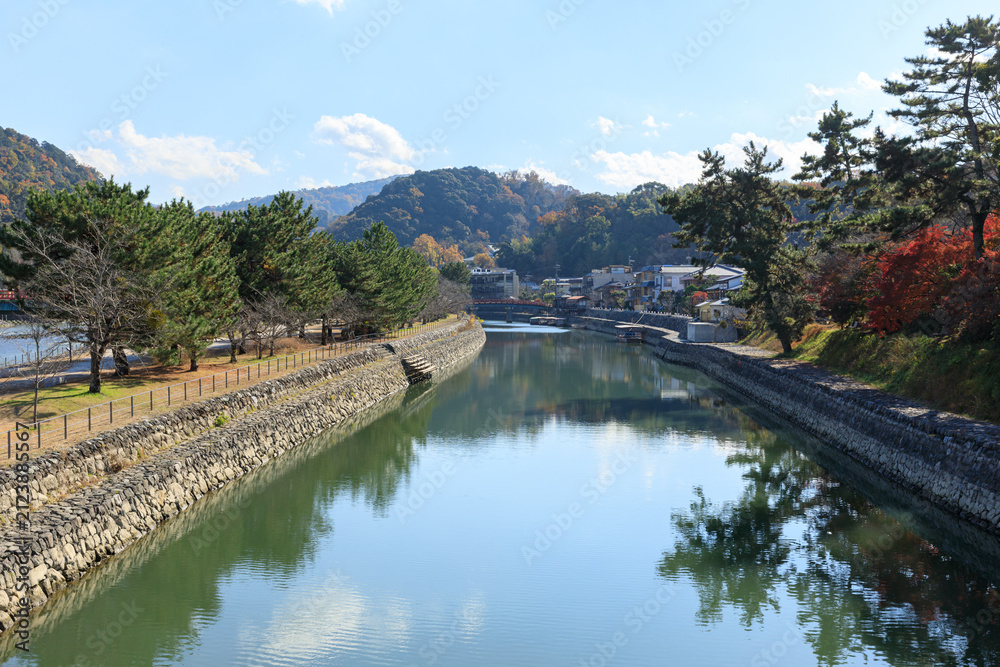 Fototapeta premium 秋の宇治川