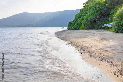 南国リゾートのバカンス・ビーチの小石が荒々しい夕方の海・ビーチ・穏やかな浜辺（鹿児島県奄美大島）