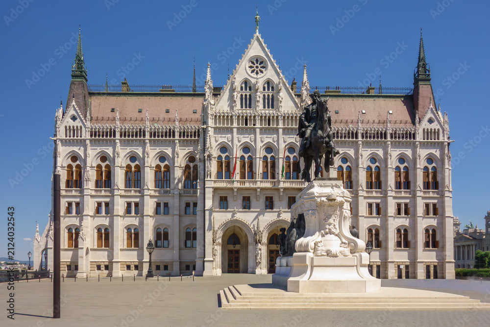 Obraz premium Iconic Hungarian Parliament Building and Andrássy Equestrian Statue at Kossuth Square, Budapest. Grand Neo-Gothic architecture