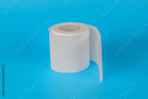 Canvastavla Single Toilet Paper Roll on Bright Blue Background: Minimalistic Hygiene Concept