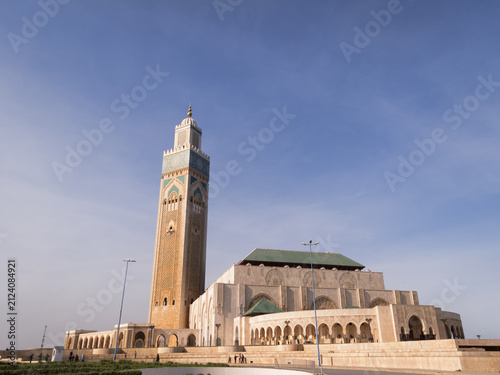 Quadro su tela Landscape view of entire Casablanca Mosque and shoreline with clear blue sky