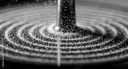 Macro view of particles forming concentric patterns on a vibrating plate