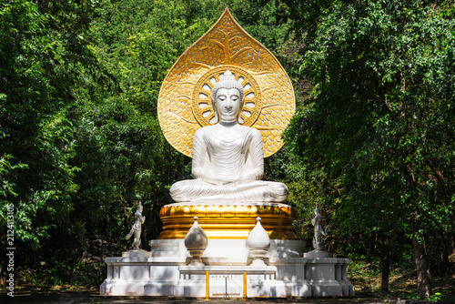 Foto Phra Phuttha Metta, a white Buddha statue at Wat Tham Phra Phothisat in Saraburi, Thailand