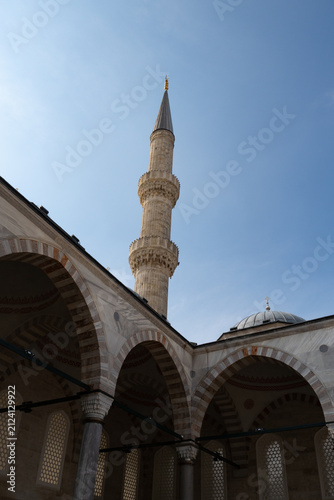 фотографія Mosque minaret and dome against a blue sky.