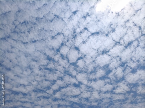 Bild auf Leinwand Full frame background of altocumulus cloud pattern on blue sky