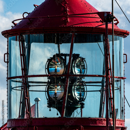 Foto Red lightvessel lantern and fresnel lens with sky