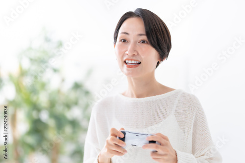 Foto ゲームをする女性
