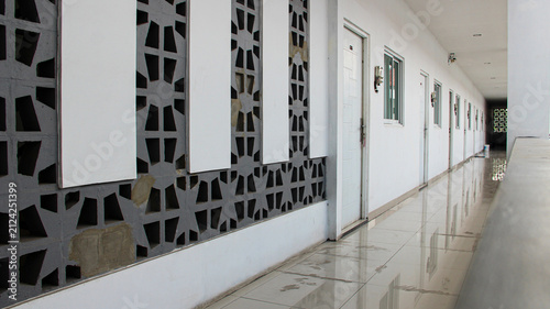 Fotografía Perspective view of a modern minimalist apartment hallway featuring decorative concrete ventilation roster blocks wall
