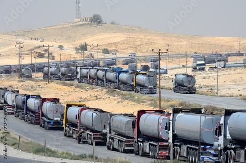 Camiones de crudo en la Carretera del Desierto, Jordania, Oriente Medio