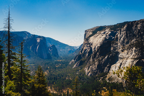Bild auf Leinwand Scenic Tunnel View landscape of El Capitan and Yosemite Valley under clear blue