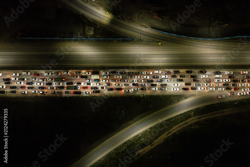 Foto High-altitude aerial view of a massive nighttime traffic jam with hundreds of vehicles on a multi-lane highway