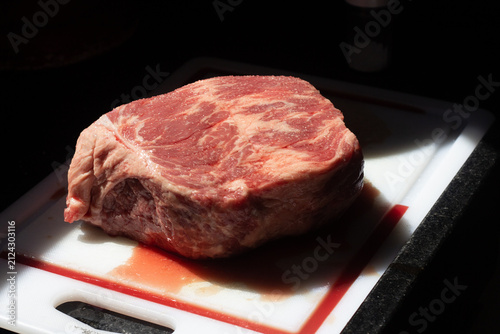Quadro su tela Raw beef hump cut (cupim) on cutting board with natural light