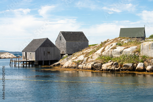 Cuadro en lienzo Old fishing village in New England with a rocky coast and wooden buildings on th