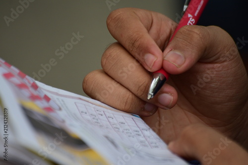 Personne stylo en main pour écrire dans un carnet