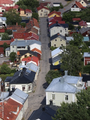 Flygvy över färgstarka trähus i Söderhamn, Sverige