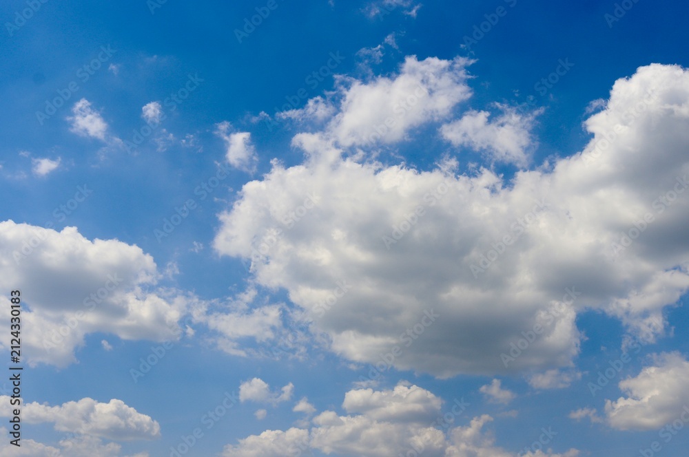 Fototapeta premium The white clouds in the blue sky.