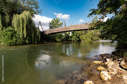 Foto Wooden pedestrian bridge over Amper River in Emmering near Fuerstenfeldbruck, Ba