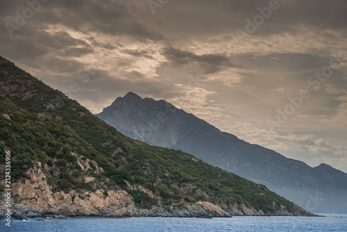 Foto Mount Athos in Greece, highlighting its rugged landscape and imposing mountain r