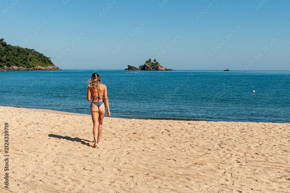 Obraz premium woman on the beach