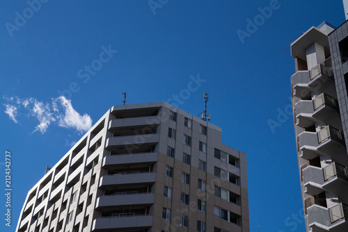 Obraz na płótnie 青空にそびえ立つ近代的な高層マンション群と澄んだ空模様