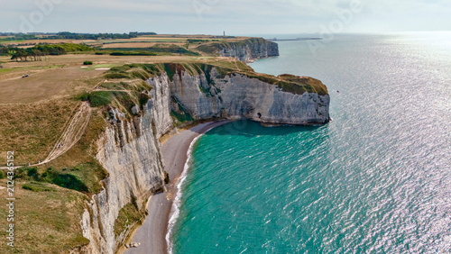 Fotografía Top down aerial perspective of a coastal cliff formation meeting turquoise water