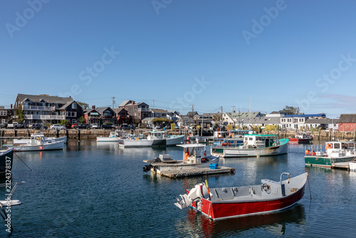 Fotografía scenic view to rockport old Marina with village with traditional wooden houses i