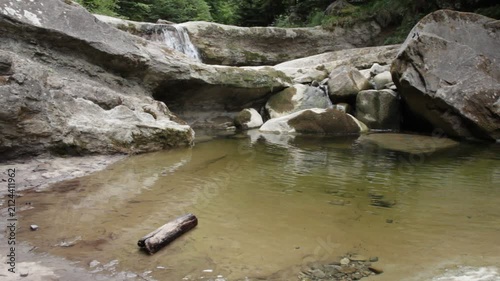 Wilder Quellwasser Bachlauf mit Wasserfall und Pool - Ökologie Wasser Ressourcen