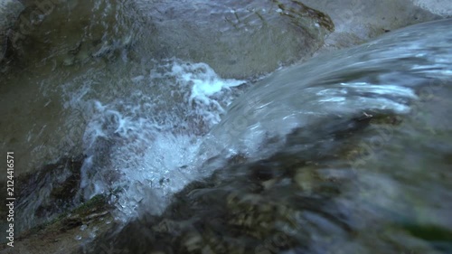 Klares Wasser – Kleine Wasserfälle in der Natur