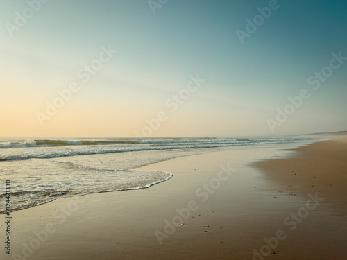 Foto Serene sandy ocean beach horizon view at sunset time