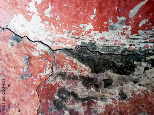 Fotografie A dramatic close-up of peeling paint and deep fissures, revealing an accidental