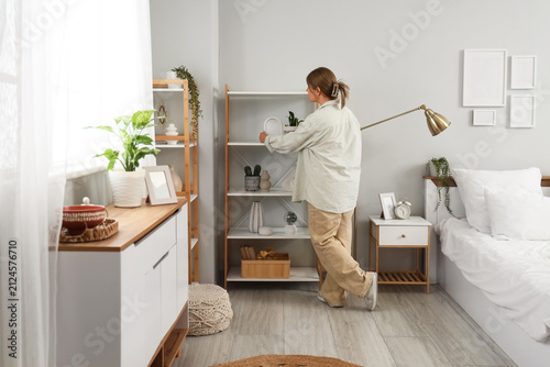 Female interior designer pu...