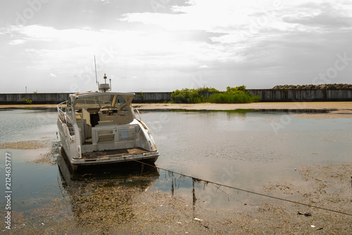 Принти на полотні abandoned boat aground on the pier