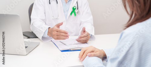Fotografía Doctor and patient having a medical consultation for lime Green Ribbon for conce