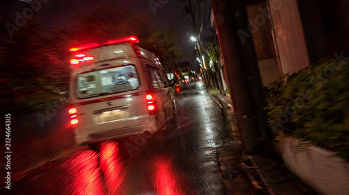 夜間に道路を緊急走行する救急車