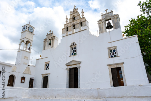 Foto Explore the stunning architecture of Filoti village in Naxos, Greece under a clo
