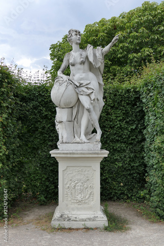 Foto Baroque Allegorical Statue with Globe at Belvedere Palace, Vienna, Austria