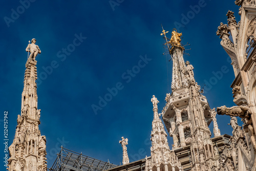 Canvastavla Iconic golden Madonnina statue rising above the Gothic spires of Milan Cathedral