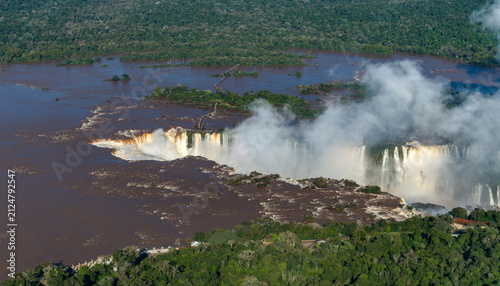 Foto Detailed Overhead View of the Iguazu Falls Brink and Walkways across the Upper R