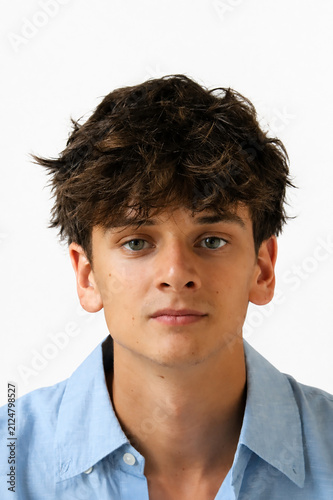 RAGAZZO IN CAMICIA AZZURRA	