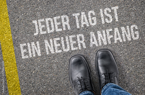 Foto Text auf Boden - Jeder Tag ist ein neuer Anfang