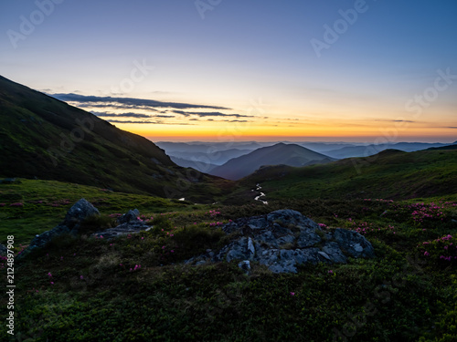 Cuadro en lienzo Blue Hour Mountain Valley before Sunrise at Lala Mica Lake